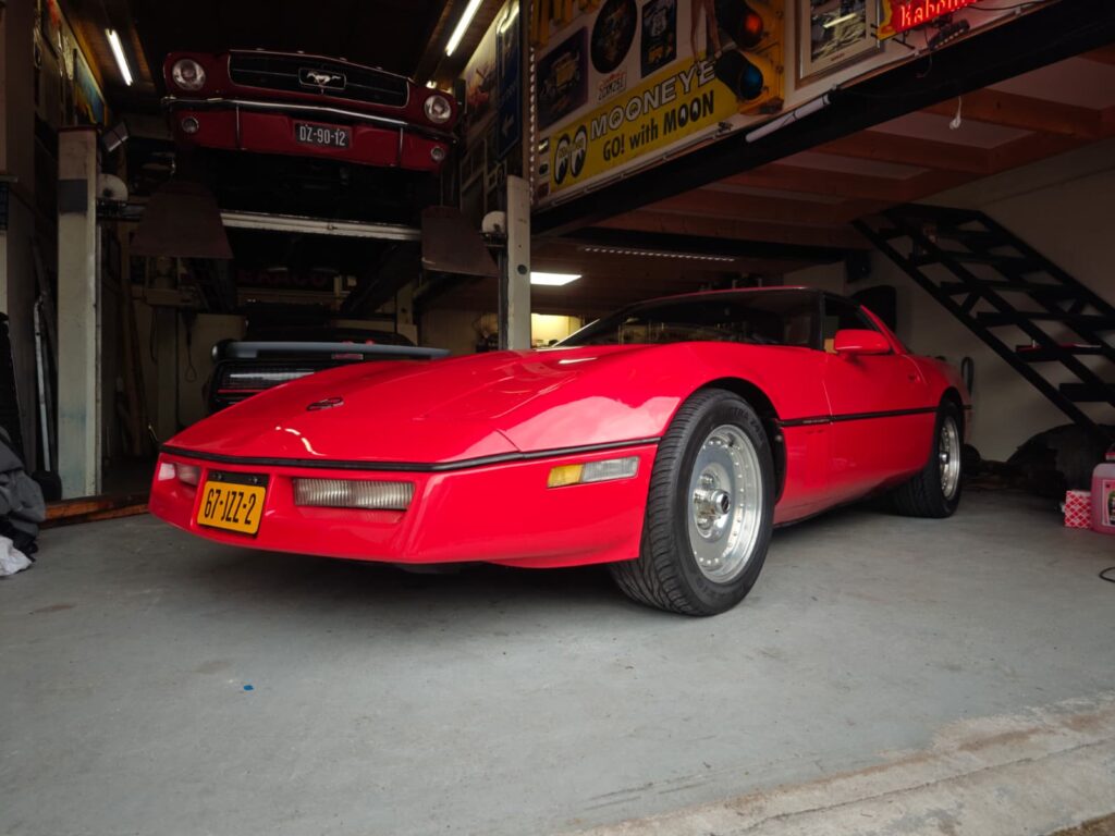 Rode Chevrolet Corvette in de werkplaats