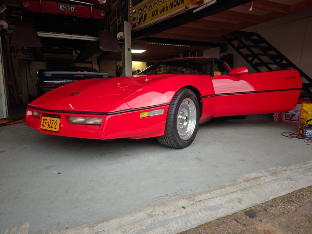 Chevrolet Corvette met geopend portier