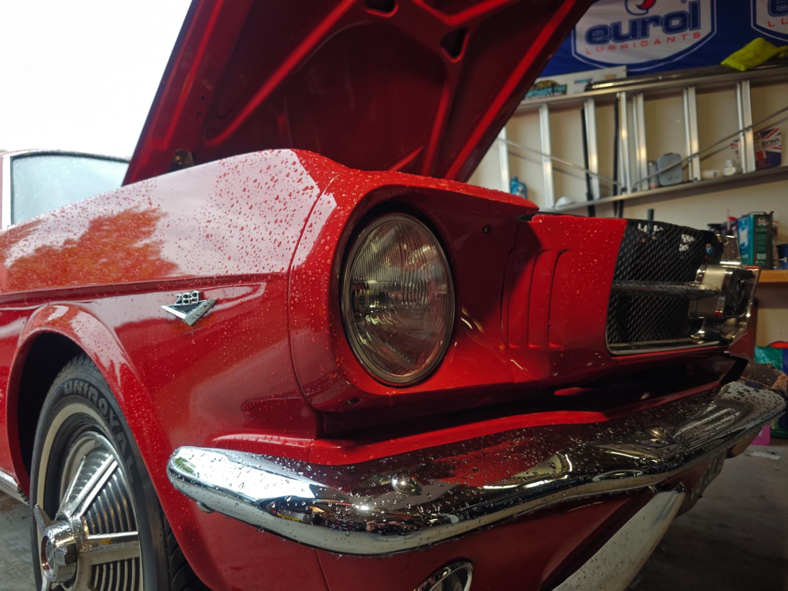 Koplamp en grille van de rode Ford Mustang