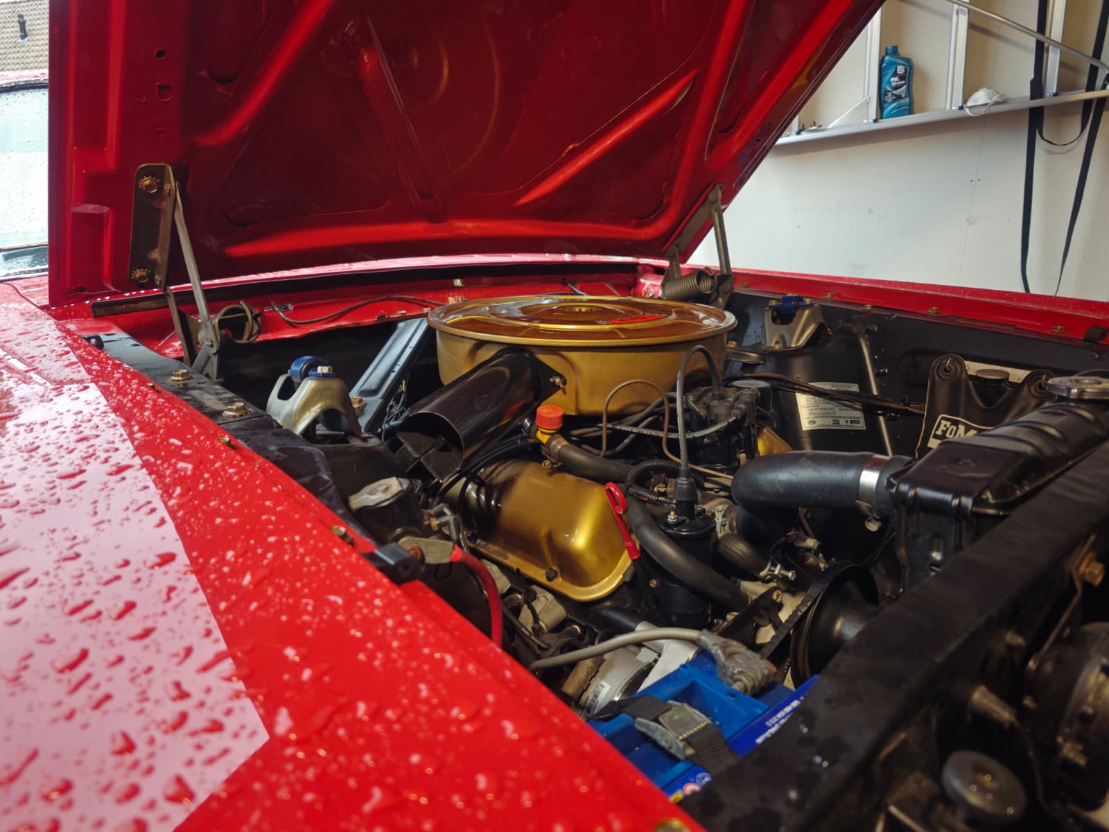Motorruimte van de rode Ford Mustang