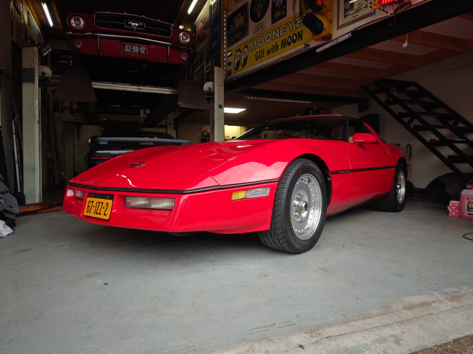 Chevrolet Corvette en Ford Mustang in de werkplaats