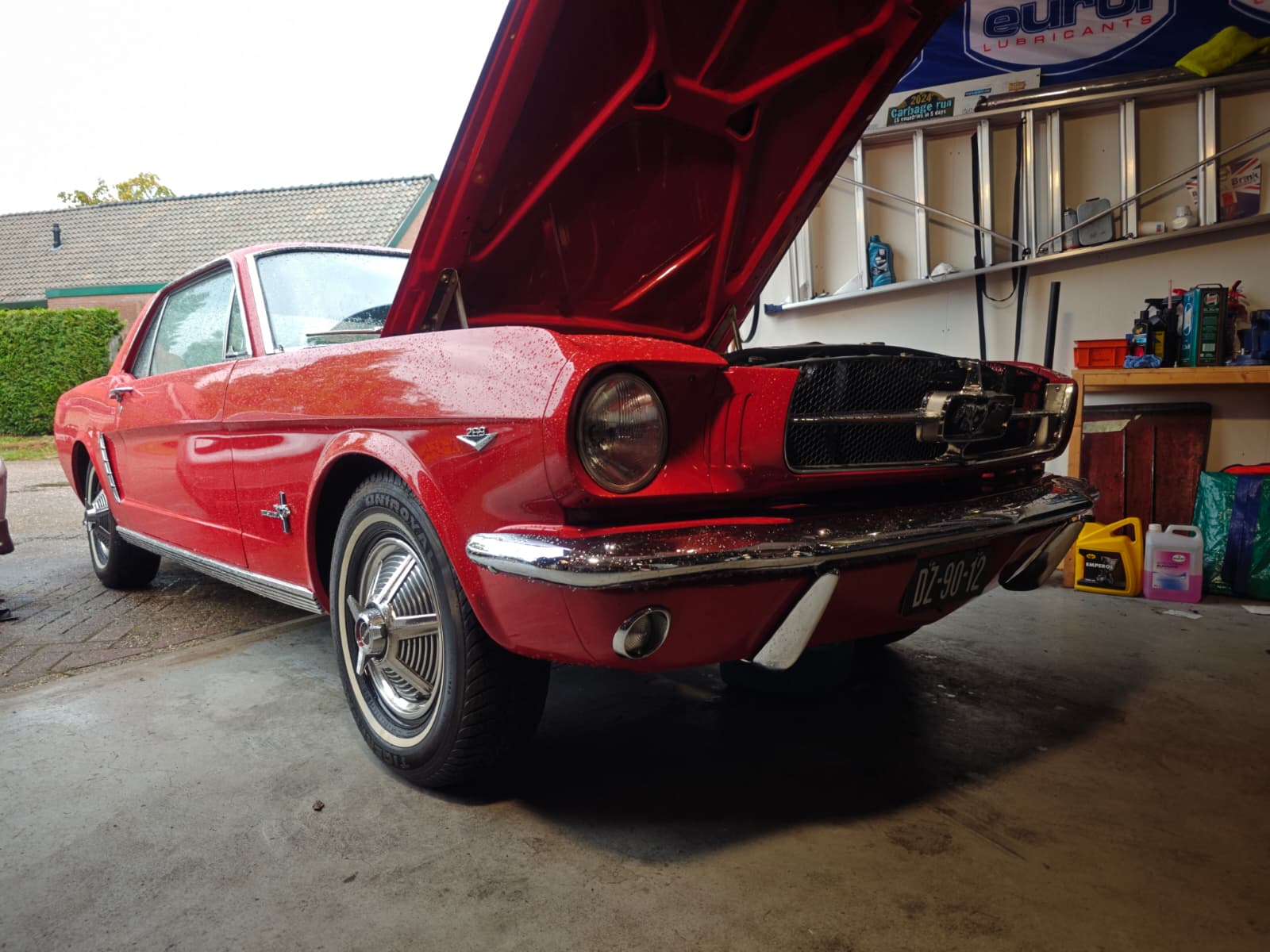 Rode Ford Mustang met geopende motorkap bij RP Trading