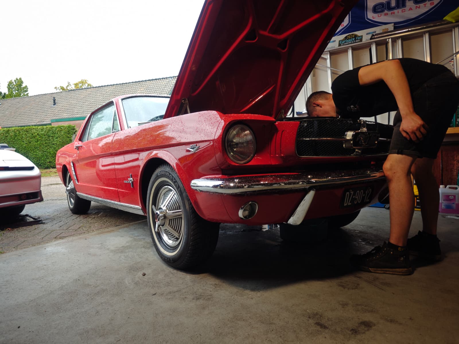 Werkzaamheden aan een Ford Mustang bij RP Trading